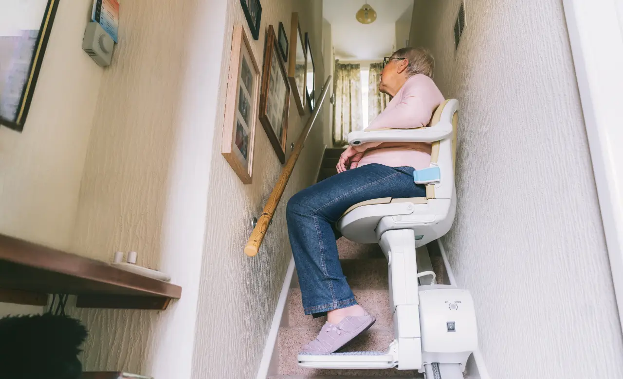 Conseils monte-escaliers : essai du siège repliable sur escalier étroit